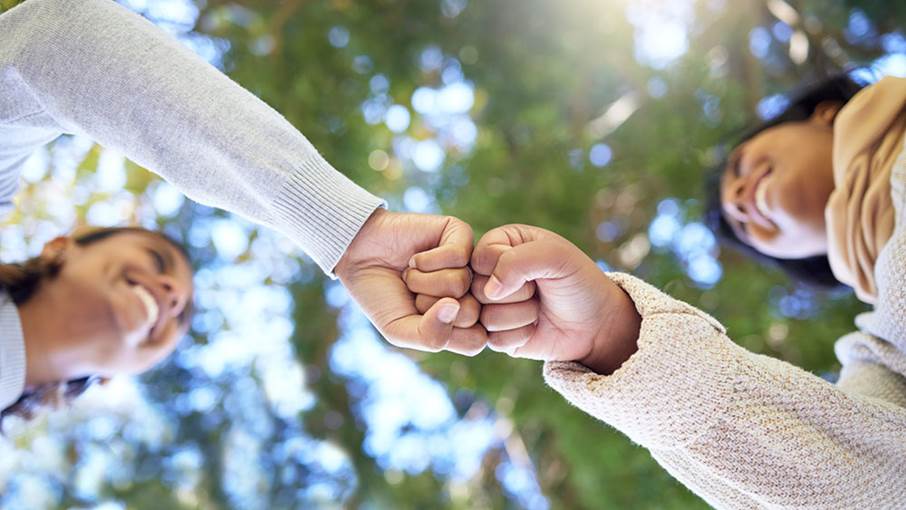 Framtidsdagen ska bygga vi-känsla. Hur då? Det kan du vara med och bestämma. Två glada kvinnor "fist-bumpar" med varandra.