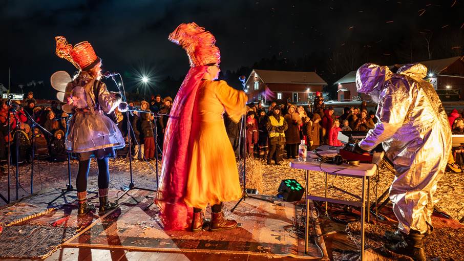 Zirkus Lokomotiv under Vinter på Rudan. Artister uppträder i mörkret framför en publik.
