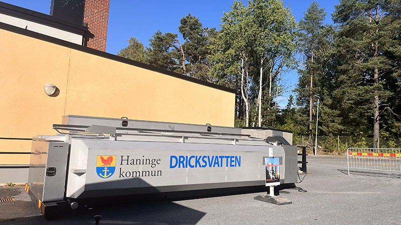 En stor vattentank med texten "Dricksvatten"