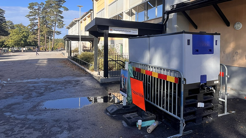 En vattentank med tappkran