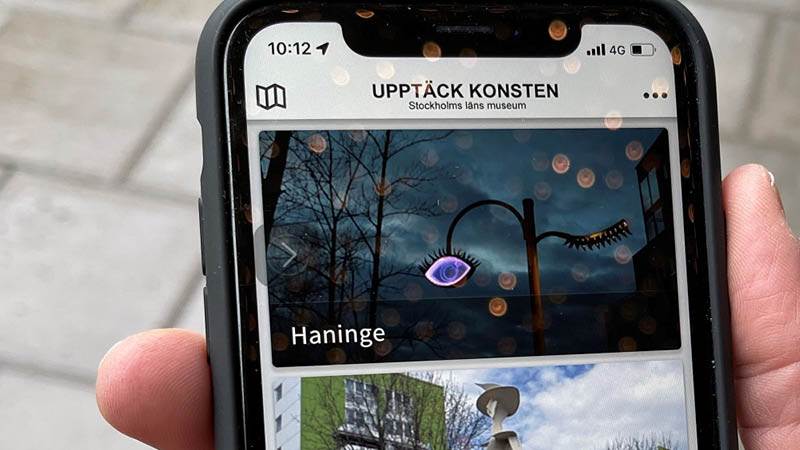 En mobiltelefon som visar appen Upptäck konsten