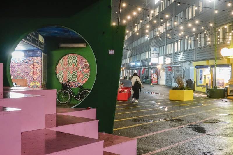 Vy utanför station Handen med Pressbyrån och ett konstverk