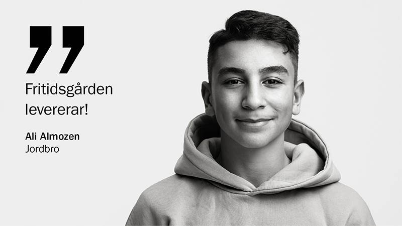 Kampanjbild på Ali Almoazen, Jordbro. Citat på bilden: Fritidsgården levererar!