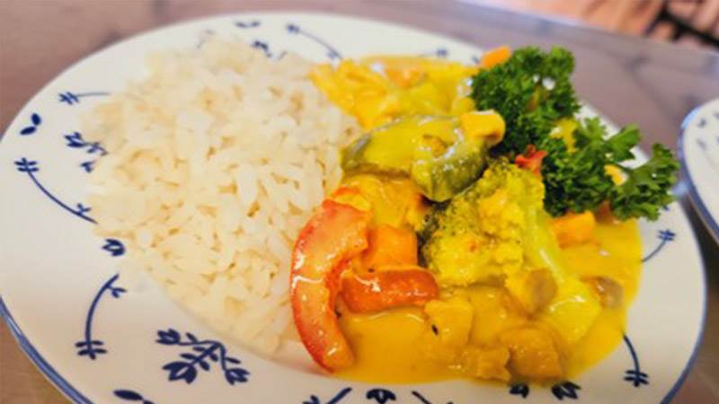 Kycklingcurrygryta med ris är en av rätterna på den nya vår- och sommarmenyn. ""