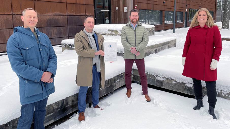 Sten Hedlund, biträdande rektor för fordons- och transportprogrammet, Stellan Andersson, rektor Fredrika Bremergymnasiet, Morten Sjursen, kvalitetschef på Olofsson Bil och Maria Fägersten, ordförande gymnasie- och vuxenutbildningsnämnden. Medarbetare på Haninge kommun tar emot certifiering inom motorbranschcollege.