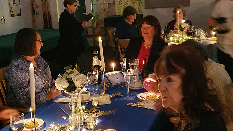 Finklädda människor vid findukat bord