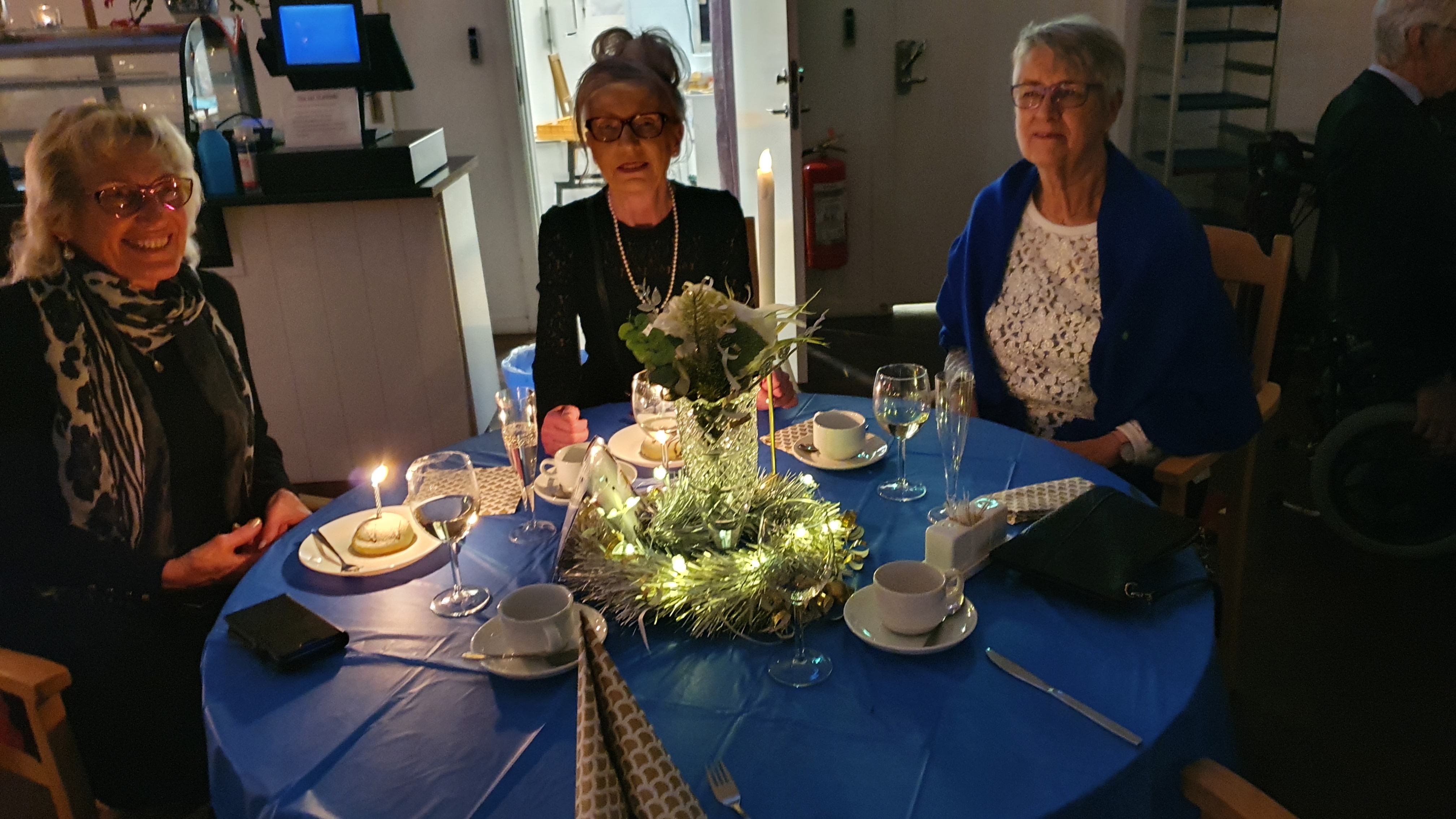 Finklädda människor vid findukat bord