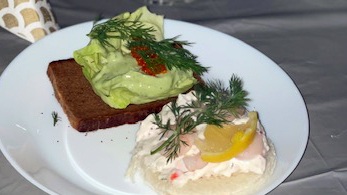 Två snittar med avokado och skagenröra