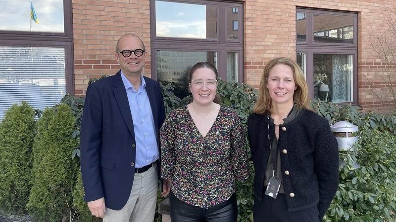 Anders Wink, näringslivschef, Rebecca Briving, bygglovschef och kommundirektör Kristina Tidestav firade Haninges resultat i årets NKI-undersökning. Anders Wink, näringslivschef, Rebecca Briving, bygglovschef och kommundirektör Kristina Tidestav framför kommunhuset.