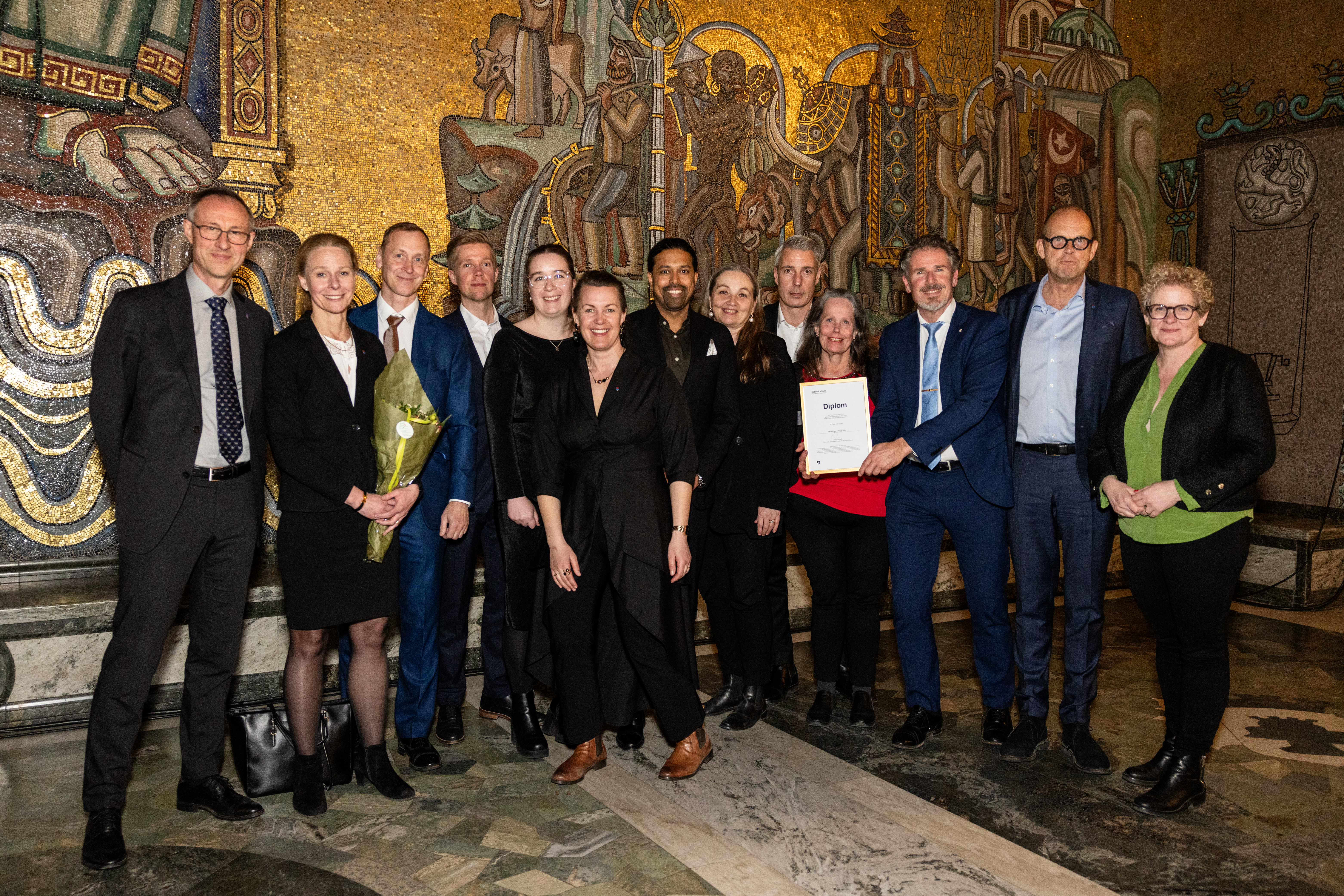 25 april träffades politiker och tjänstemän i Stockholms Stadshus. Från vänster: Fredrik Jurdell - stadsdirektör (Stockholms stad), kommundirektör Kristina Tidestav, biträdande upphandlingschef Klas Sandberg, enhetschef Mikael Lindblom, bygglovschef Rebecca Briving, näringslivsutvecklare Maria Rosell, enhetschef bygglov David Karlsson, förvaltningsdirektör stadsbyggnadsförvaltningen Heléne Hill, upphandlingschef Mikael Blomberg, miljöinspektör Margareta Jonsson, KSO  Sven Gustavsson, näringslivschef Anders Wink, Karin Wanngård (s) kommunstyrelsens ordförande (Stockholms stad).
