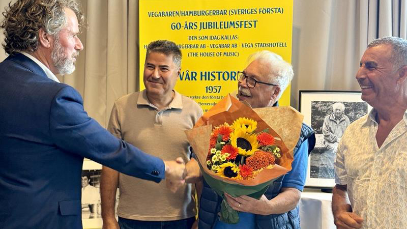 Sven Gustafsson gratulerar Carlo med personal på 60-årsjubileumet