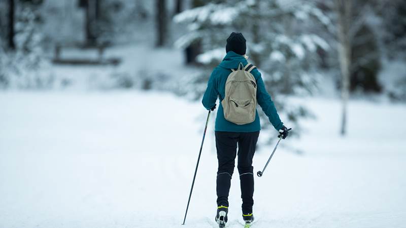 Kvinna som åker skidor