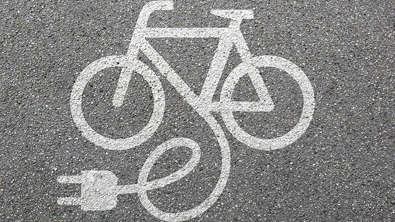 symbol för elcyklar ritade på gata