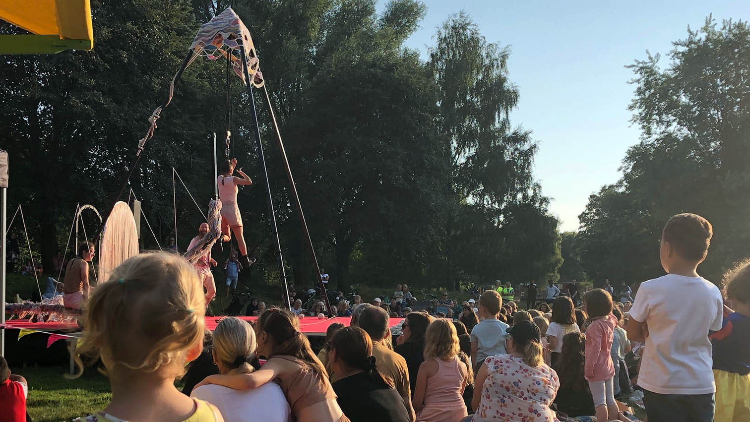 Barn som sitter och tittar på en föreställning.