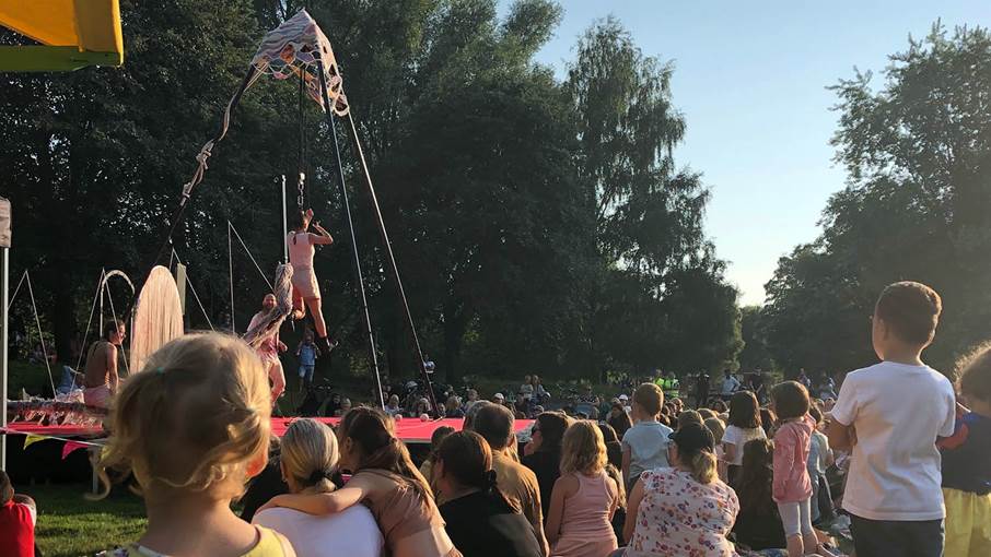 Barn som sitter och tittar på en föreställning.