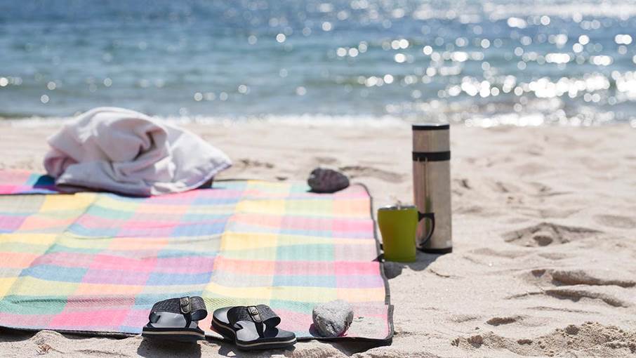 Vit sand och glittrande vatten.