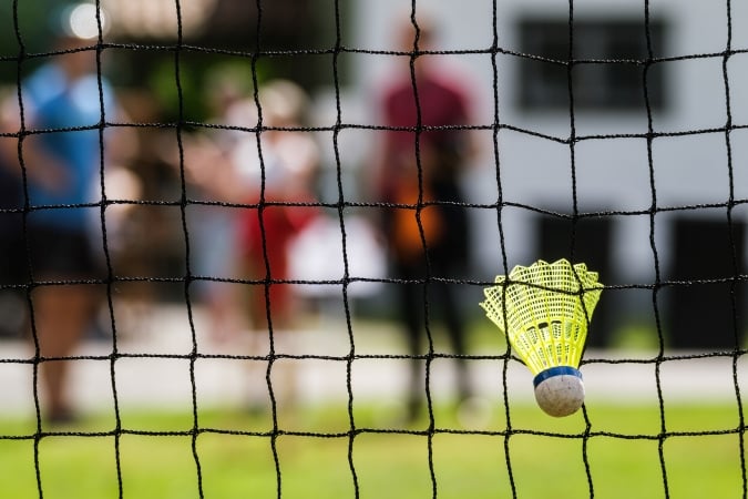 Bild på badmintonboll som sitter fast i badmintonnät