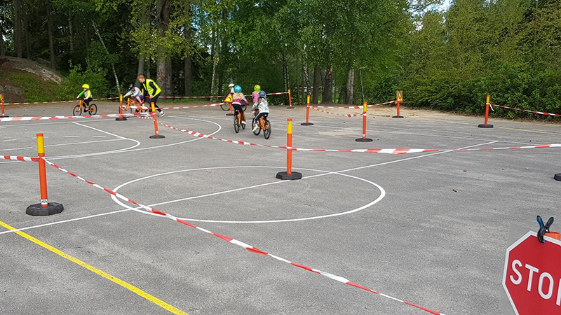 Barn cyklar efter utsatt bana på cykelskola under bilfria veckan