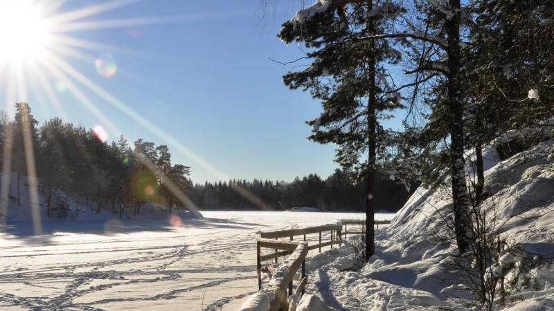 Fotspår i snö en solig dag vid sjön Rudan.