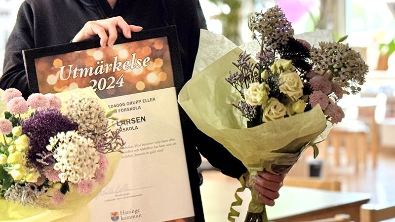 Diplom och blombukett