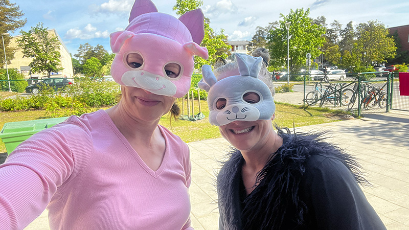 Glada pedagoger med ansiktsmasker