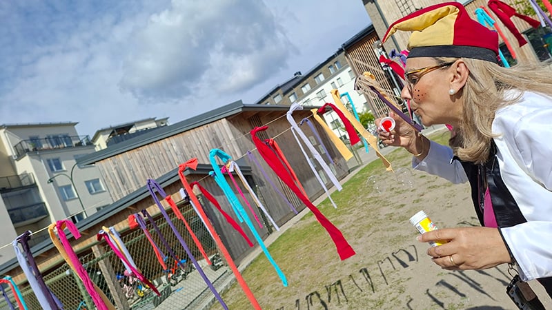 En utklädd pedagog blåser såpbubblor