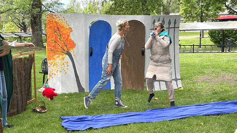 Pedagoger spelar teater