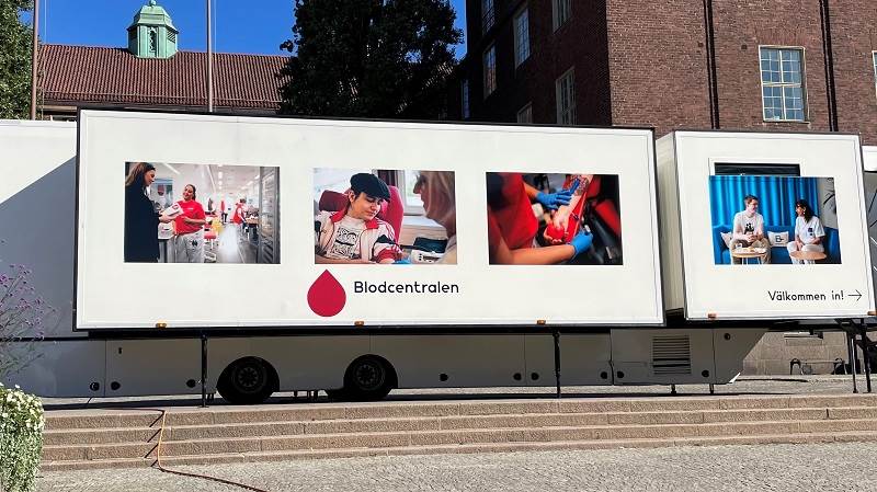 Blodbussen samlar in blod från olika kommuner i Sverige. Blodbussen parkerad utanför KTH.
