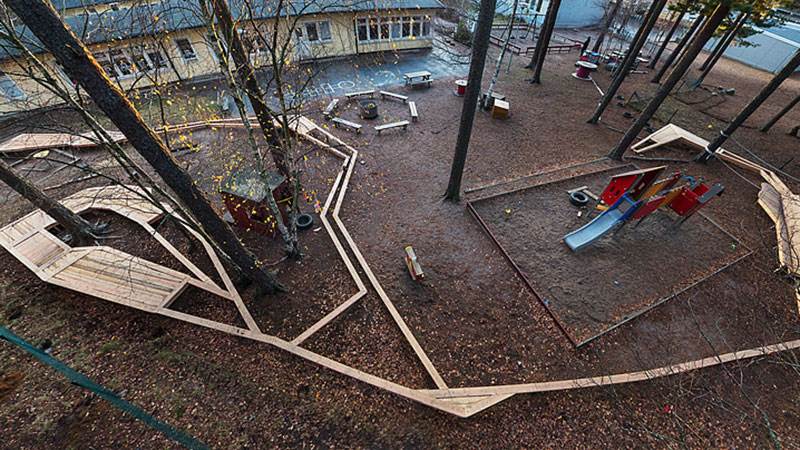 Verket 27 barns bana är en träbana som ringlar sig fram på gården vid Tallens förskola.