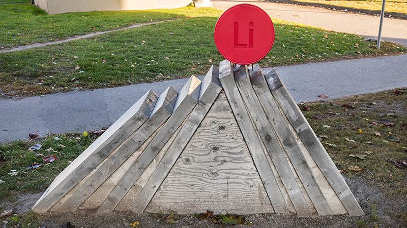 Den konstnärliga gestaltningen Haninge kommuns geologiska historia består av tre socklar i formgjuten betong, tre skulpturer i sandgjuten lackad aluminium, ett skyltsystem och en bok.
