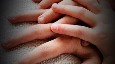 Händer som håller om varandra