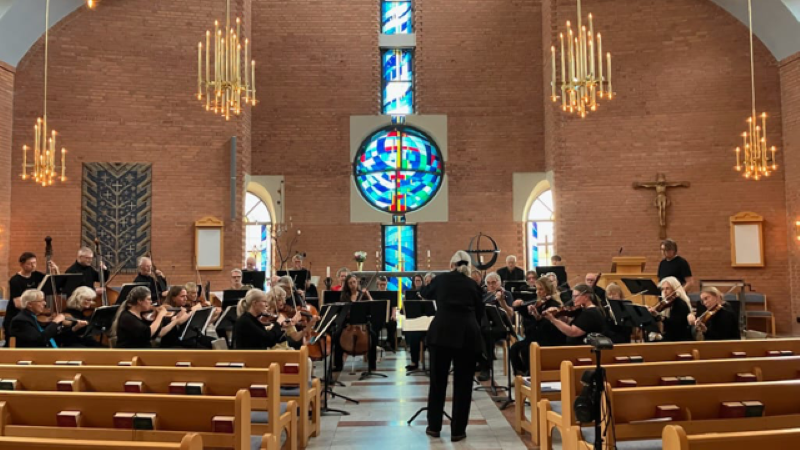 Symfoniorkester som spelar musik i kyrkan