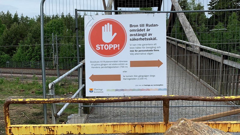 Skylt på avstängd bro.