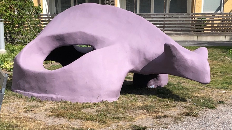 Det går fortare att åka rutschkana i nymålad lila råtta.  Lekplats i Jordbro.