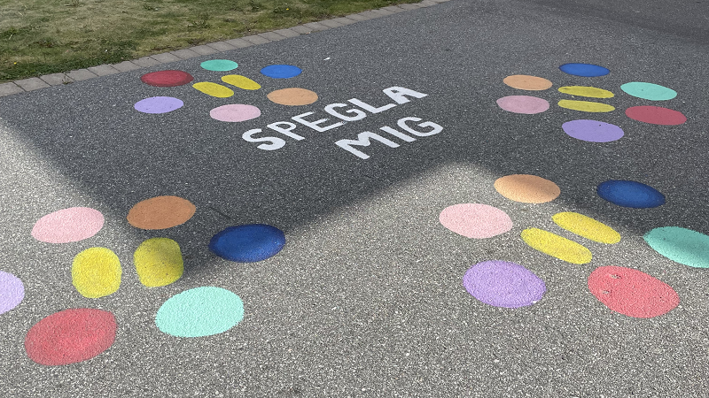 Gårdarna i Jordbro är gladare och många av de boende kommer fram och tackar.  Hopplek i Jordbro.