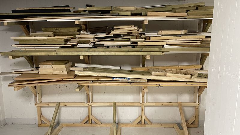 En ny virkeshylla var skillnaden mellan kaos och ordning i källaren.  Ordning i virkeshyllan.