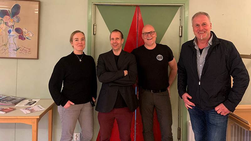Från vänster: Emelie Lindroth (projektanställd), Jakob Winell, (Vuxenenheten), Robert Lindh (IOGT-NTO), Magnus Ejderberg (Vuxenenheten) Fyra personer står uppställda bredvid varandra och ler mot kameran