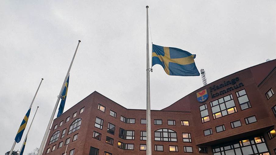 Flagga på halv stång utanför kommunhuset i Haninge.