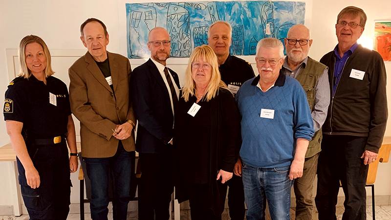 Vid vårens regionala grannstödsträff deltog bland annat (från vänster): Lana Pålsson, kommunpolis; Claes Sperling, Grannstöd Haninge; Magnus Gyllestad, kommundirektör; Carina Karlström, Grannstöd Haninge; Lars Backelin, kommunpolis; Göran Blomqvist, ordförande Grannstöd Haninge; Arno Elmberg, Grannstöd Haninge och Ivan Ericson, Grannstöd Haninge. Vid vårens regionala grannstödsträff deltog bland annat (från vänster): Lana Pålsson, kommunpolis; Claes Sperling, Grannstöd Haninge; Magnus Gyllestad, kommundirektör; Carina Karlström, Grannstöd Haninge; Lars Backelin, kommunpolis; Göran Blomqvist, ordförande Grannstöd Haninge; Arno Elmberg, Grannstöd Haninge och Ivan Ericson, Grannstöd Haninge.