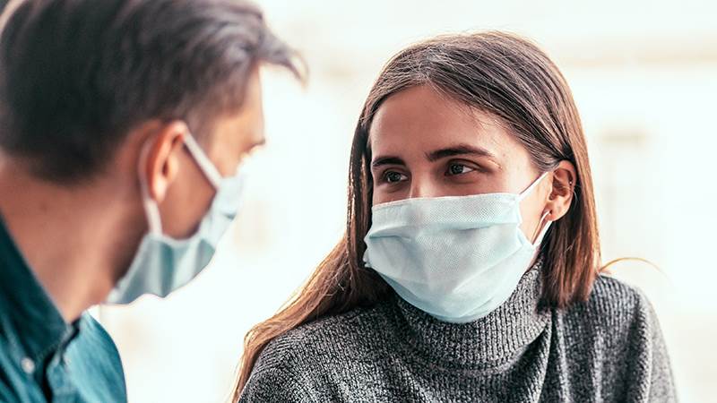 Medarbetare med mask Medarbetare med mask