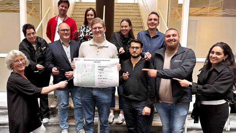 Adam Simonsson (L), gymnasie- och arbetsmarknadsnämndens ordförande, tillsammans med representanter för Coca-Cola Europacific Partners Sverige, Haninge Bostäder, Hemvist Förvaltning, Ica Maxi, Stena Fastigheter, Tornberget och Victoriahem. Gruppbild på flera personer som står i en trappa i kommunhuset.