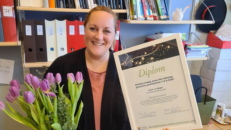 Pedagog Jennie Von Bergen på Söderbymalmsskolan vinner pris i pedagogiska priserna. Hon håller i en blombukett och ler in i kameran.
