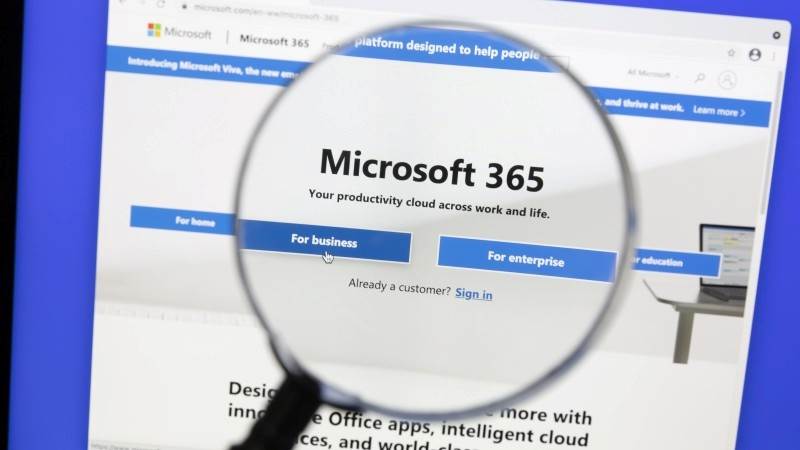 Förstoringsglas över en skärm med Microsoft365