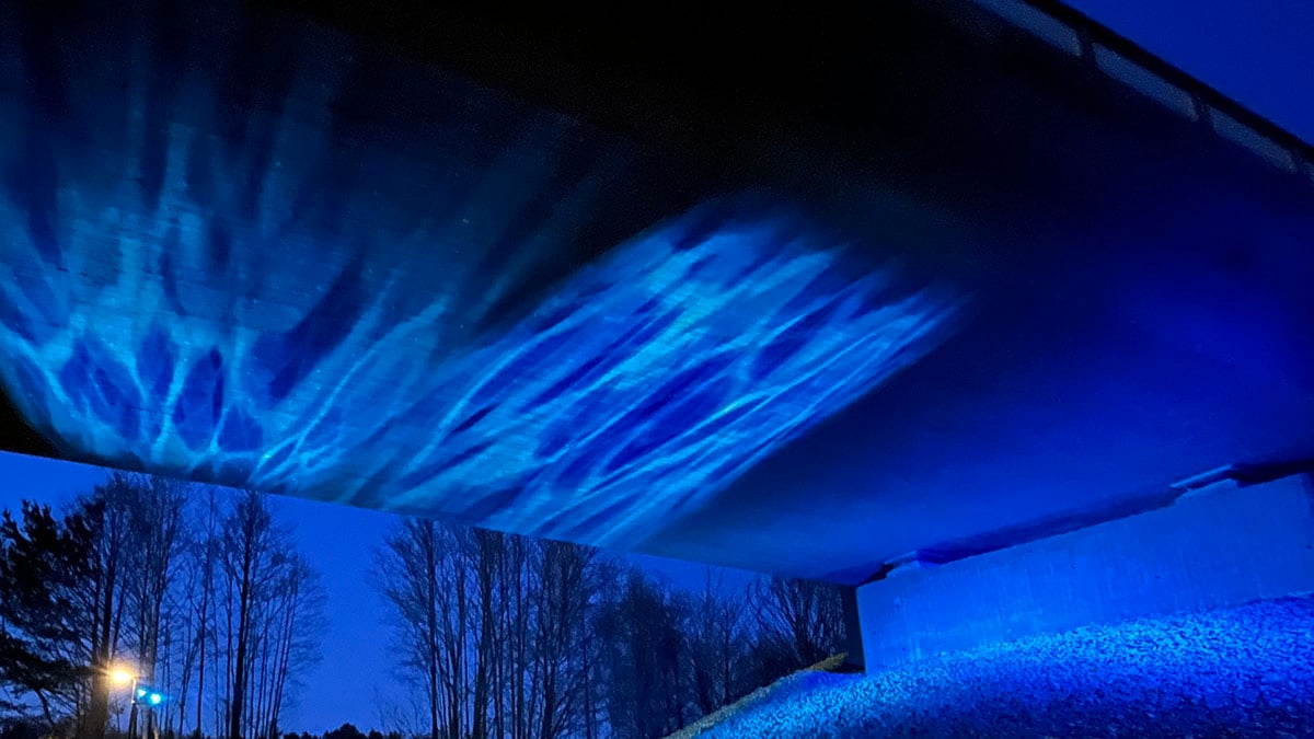 Blå effektbelysning på undersidan av en bro