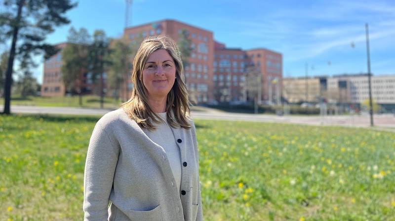 HR-strateg Linda Öhman framför Haninge kommunhus. HR-strateg Linda Öhman framför Haninge kommunhus.