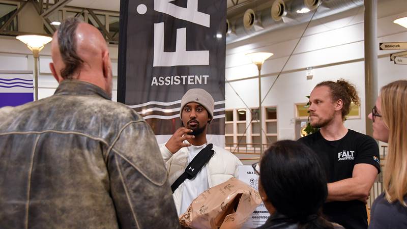 Kvällens föreläsare samtalar med besökare vid Fältassistenternas monter.