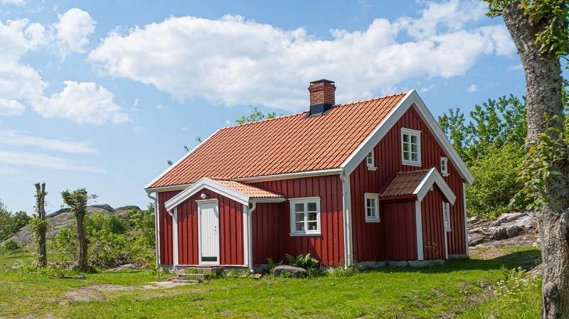 Fritidshus på gräsmatta