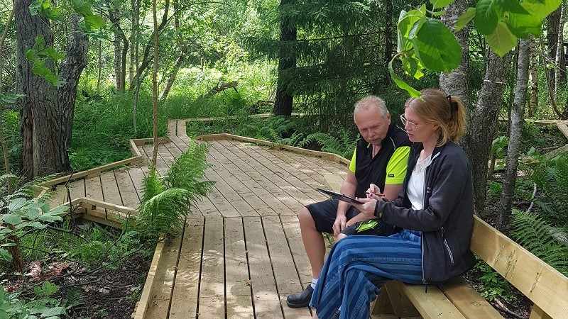 Bild på medarbetare på park och teknik vid den nya upptäckarbanan i Slätmossens naturpark