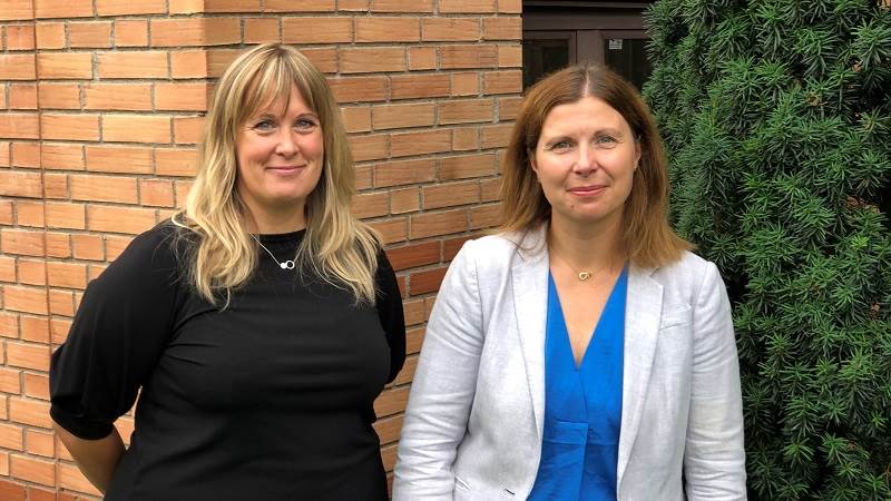 Ann-Sofie Källman och Karolina Landowska drar i gång arbetet med ett processbaserat arbetssätt. Två kvinnor utanför husvägg.