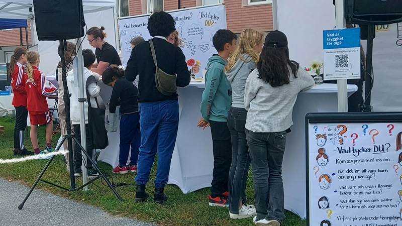 Tack alla ni som hjälpte oss med kloka svar på vad unga behöver för att må bra i Haninge. Haningetavlan 2023 i tältet.